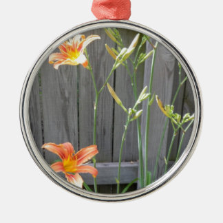 Omheining met Lillies Metalen Ornament
