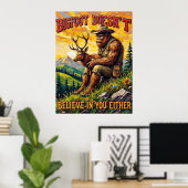 Omhelzing van de zonsondergang: Sasquatch en de za Poster (Thuiskantoor)