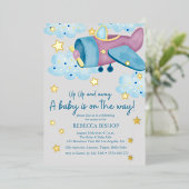 Omhoog en weg Paarse Grijs Vliegtuig Baby shower Folie Uitnodiging (Staand Voorkant)