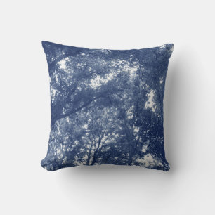 Omhoog in de bomen - Cyanotype-effect Kussen