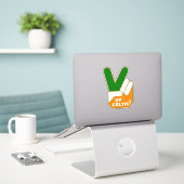 OMHOOG KELTISCH! STICKER (Laptop op bureau)