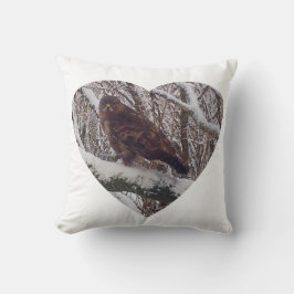 Omkeerbare Buzzard op Sneeuwtak in Hart Kussen