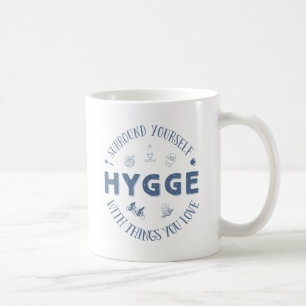 Omring jezelf. Hygge (donkerblauwe tekst) Koffiemok