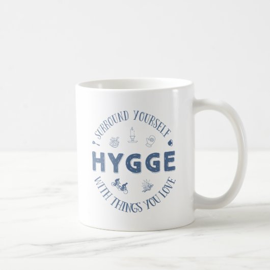 Omring jezelf. Hygge (donkerblauwe tekst) Koffiemok (Rechts)