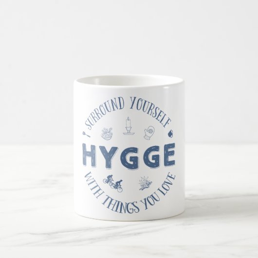 Omring jezelf. Hygge (donkerblauwe tekst) Koffiemok (Center)