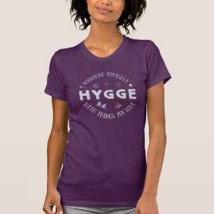 Omring jezelf. Hygge (lichte blauwe tekst) T-shirt