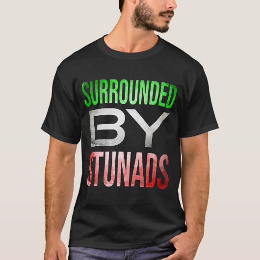 Omringd door Stunads Funny Italiaanse Gezegden T-shirt (Voorkant)