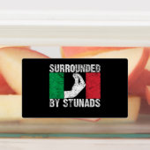 Omringd door Stunads Labels (Aangebracht)