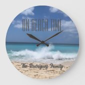 On Beach Time Gepersonaliseerde familie Beach Home Grote Klok (Voorkant)