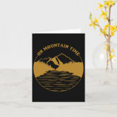 On Mountain Time - grappig wandel- en kampeercadea Kaart (Gele Bloem)