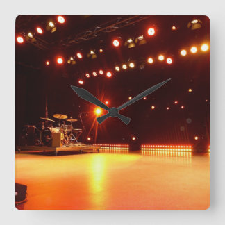 On stage vierkante klok