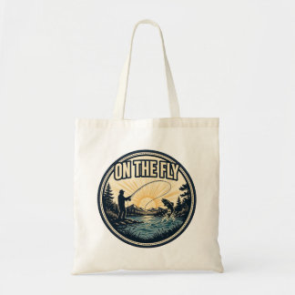 On The Fly — Een flyfisher die aan het werpen is b Tote Bag