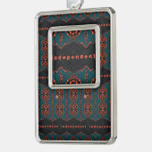 Onafhankelijk en trots verzilverd omlijst ornament (Links)
