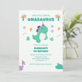 Onasaurus kleine dinosaurus 1e verjaardag kaart (Staand voorkant)