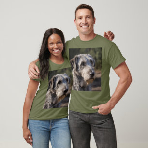 "Onbeïnvloede Majesteit: De Stoïcijnse Blik Van De T-shirt
