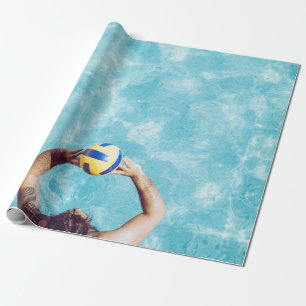 Onbekende persoon die volleybal speelt op het stra cadeaupapier