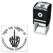 Onbeleefde skelet hand middelste vinger bibliothee zelfinktende stempel (In situ)