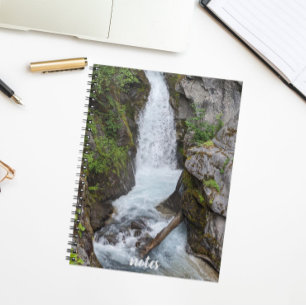 Onbevlekte waterval landschapsfoto notitieboek
