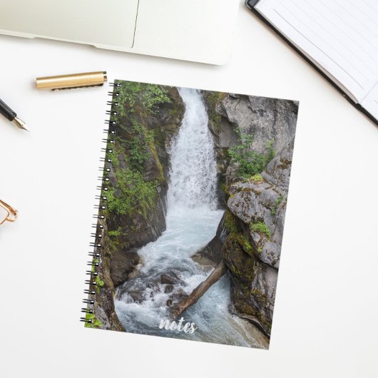 Onbevlekte waterval landschapsfoto notitieboek