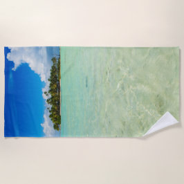 Onbewoond eiland in een tropische blauwe lagune strandlaken