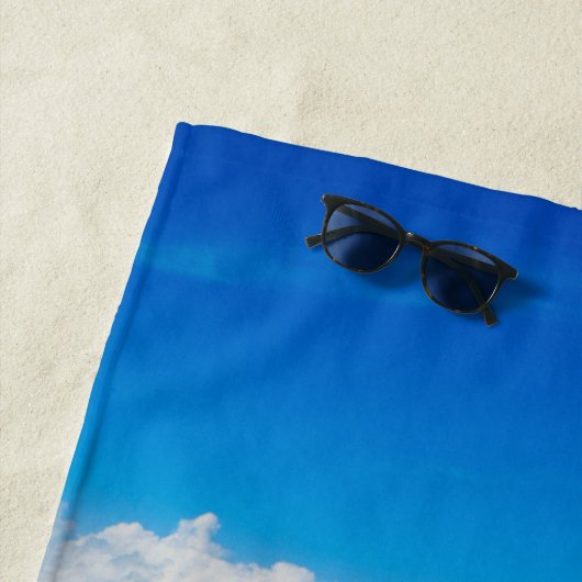 Onbewoond eiland in een tropische blauwe lagune strandlaken (In situ)