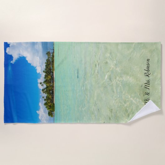 Onbewoond eiland in een tropische blauwe lagune strandlaken (Voorkant)