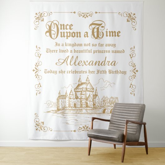 Once upon a Time royal backdrop gold and white Wandkleed (In situ)