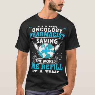 Oncologie apotheker Saving the World One Refill op T-shirt