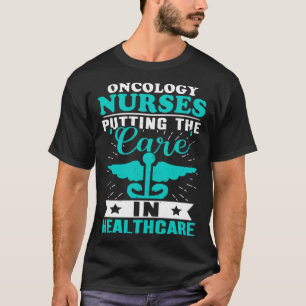 Oncologieverpleegkundigen die de zorg in de gezond t-shirt