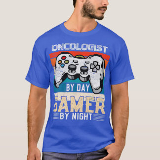 Oncoloog bij de dagelijkse gamer bij de nachtelijk t-shirt