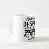 Ondanks deze blik op mijn gezicht praat je koffiemok (Voorkant links)