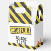 Onder bouwafval wordt elke dag een etmaal gesleurd bedankdoosjes (Geopend)