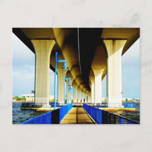 Onder brugblauwe lichten en rolfoto's briefkaart