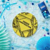 Onder constructietekens papieren bordje (Feest)