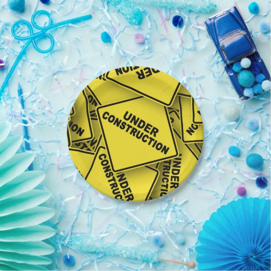 Onder constructietekens papieren bordje (Feest)