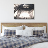 Onder de Eiffeltoren, vóór het stijgen, van 'L' Canvas Afdruk (Insitu (Slaapkamer))