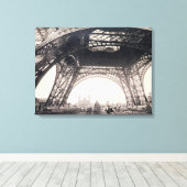 Onder de Eiffeltoren, vóór het stijgen, van 'L' Canvas Afdruk (Insitu (Houten vloer))