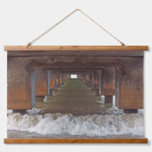 "ONDER DE HANALEI PIER" (KAUAI) HANGEND WANDKLEED (Voorkant)
