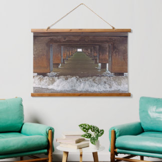 "ONDER DE HANALEI PIER" (KAUAI) HANGEND WANDKLEED