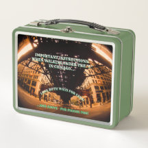 Onder de metalen doos "L"