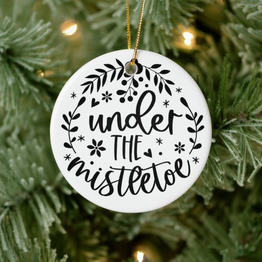 Onder de Mistletoe Modern Keramisch Ornament (Boom)