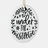 Onder de Mistletoe Modern Keramisch Ornament (Rechts)