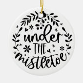 Onder de Mistletoe Modern Keramisch Ornament (Voorkant)