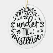 Onder de Mistletoe Modern Keramisch Ornament (Links)