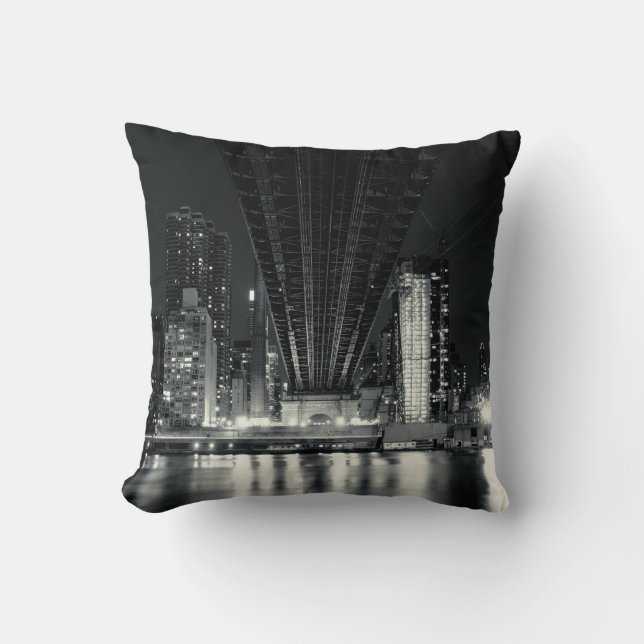 Onder de QueensBoro Bridge - NYC Kussen (Voorkant)