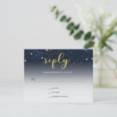 Onder de Stars Navy and Gold Wedding Reply Card RSVP Kaartje (Staand voorkant)