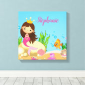 Onder de Zee Cute Brunette Mermaid Custom Name Canvas Afdruk (Insitu (Houten vloer))