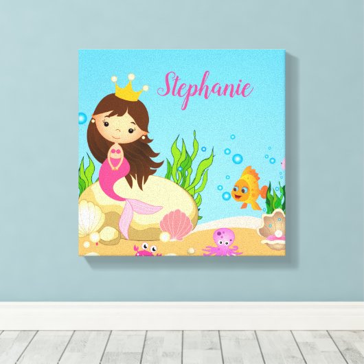 Onder de Zee Cute Brunette Mermaid Custom Name Canvas Afdruk (Insitu (Houten vloer))