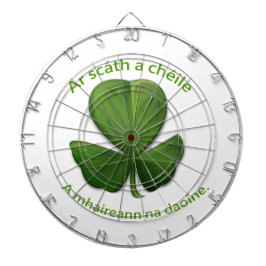 Onder elkaars bescherming overleven mensen dartbord