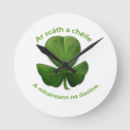 Onder elkaars beschutting overleven mensen ronde klok